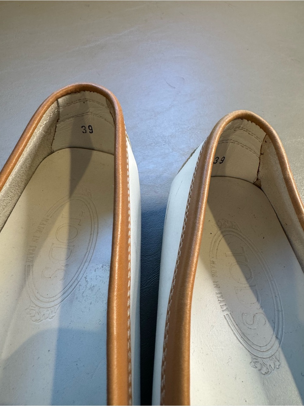 Tod’s Women's Leather Driver Loafers Size 39 US 9 White Camel Beige *flaw* S3 - Picture 4 of 8